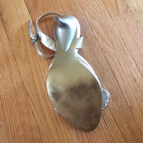 Carlos Santana gold bow heels - Picture 2 of 5